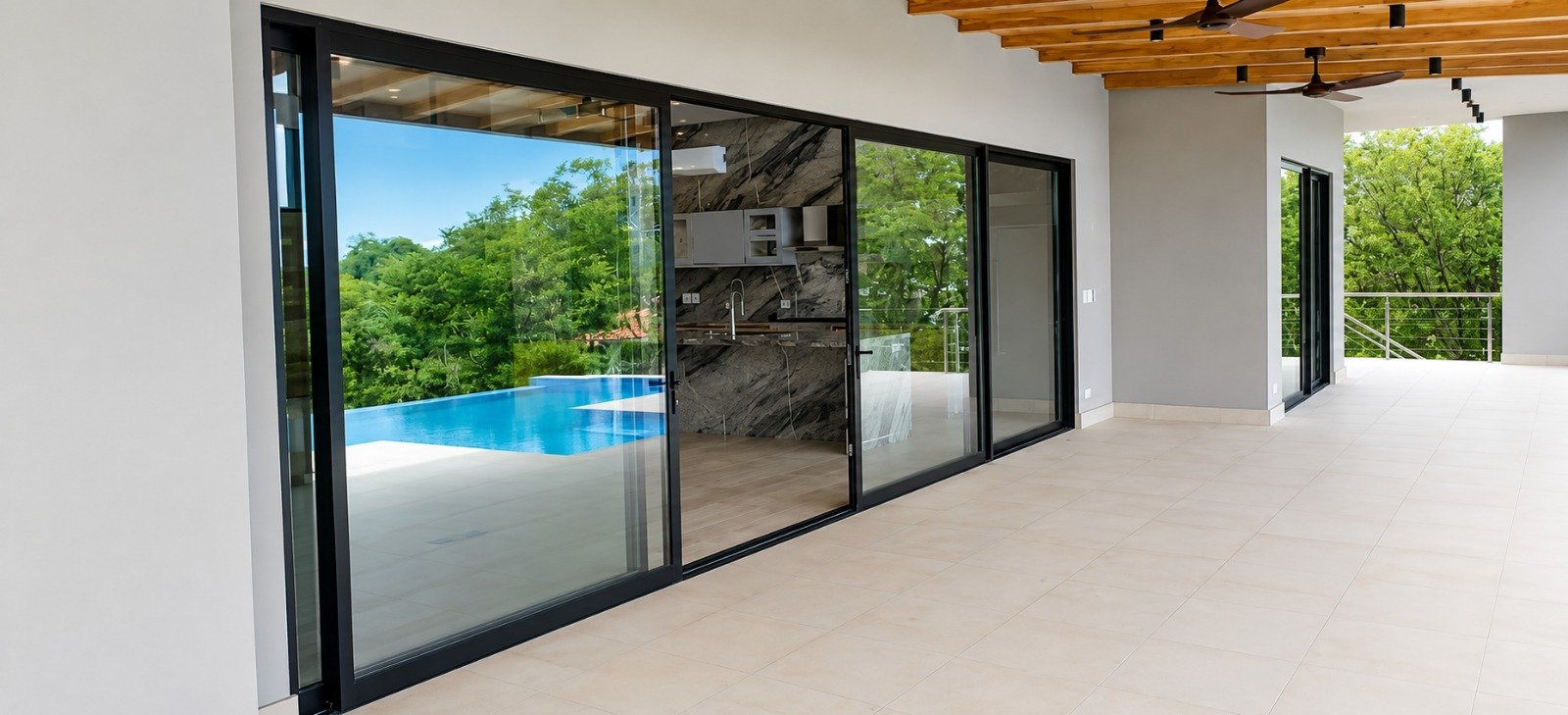 Puertas corredizas de aluminio SuperHouse en una residencia en Guanacaste, Costa Rica